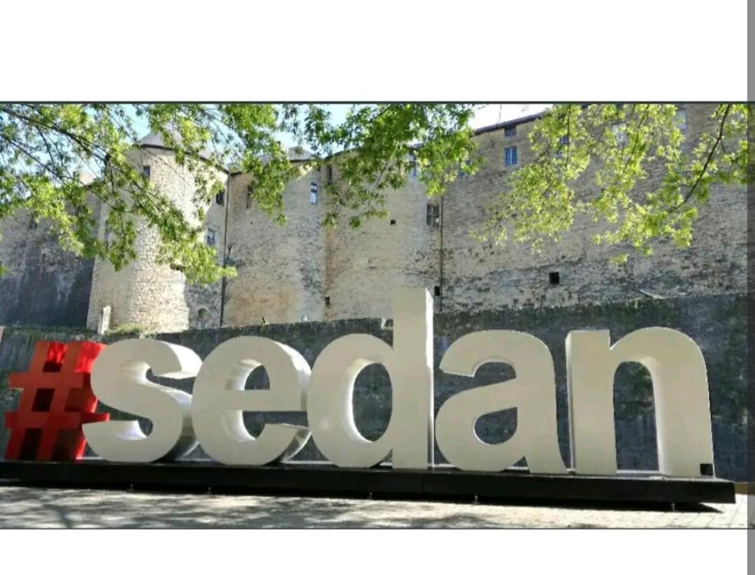 Charmant Duplex Dans Le Centre Historique De Sedan Appartamento Esterno foto